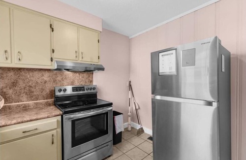 Shannon House | 10 Mins to Legion Field Stadium- Blushing Bungalow