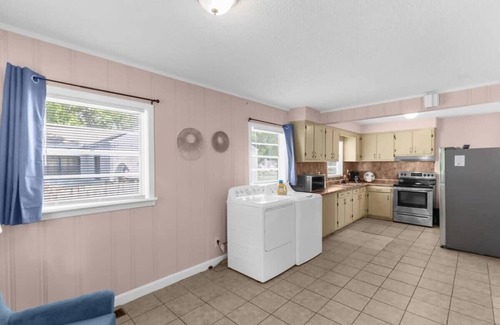 Shannon House | 10 Mins to Legion Field Stadium- Blushing Bungalow