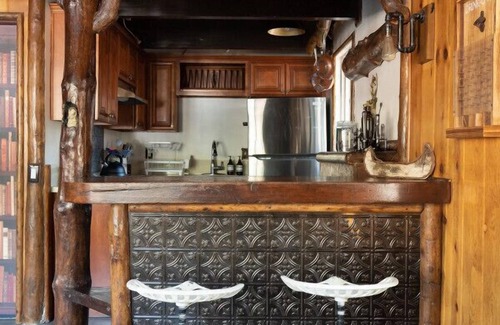 Big Bear City Cabin | 10 mins to Ski with Spa AC Firepit Hammock Dogs