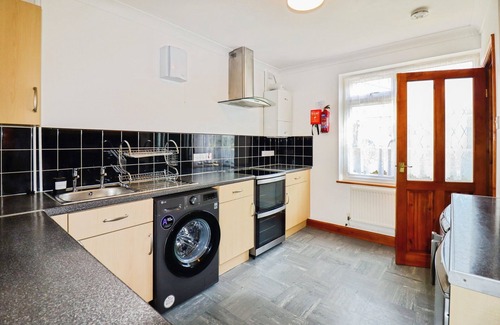 Earlham House | 10 minutes from Norwich City Centre 4 Bed House