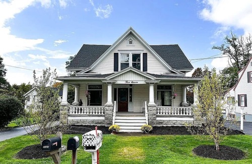 Melrose Park Apartment | 10 Minutes to Skaneateles! Top-Floor Auburn Apartment near Emerson Park