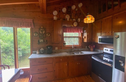 Blue Ridge Cabin | 10% off EARLY BIRD discount Creekside Cabin w/Firepit and Wood Stove Fireplace