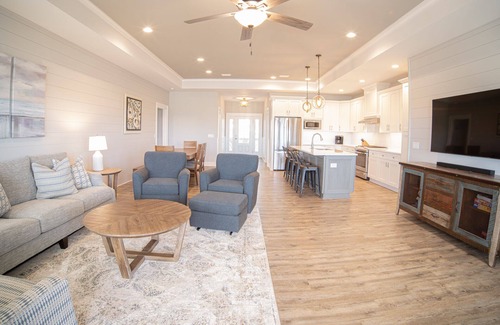 East End House | 10% OFF FALL! 'Two Shores', 4BR/4BA, Community Pool & Dock, Beach and Bay!