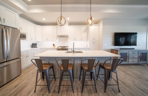 East End House | 10% OFF FALL! 'Two Shores', 4BR/4BA, Community Pool & Dock, Beach and Bay!