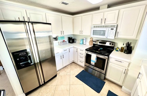 Pensacola Beach Condo | 100% Best SUNSETS - Walk 2 Beach -Clean Park & Chill, KING Bed, pool, beach toys