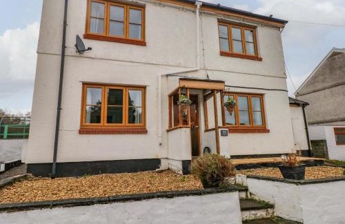 Cwm-twrch Isaf House | 100 Cwmphil Road