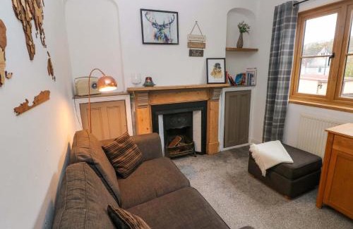 Cwm-twrch Isaf House | 100 Cwmphil Road