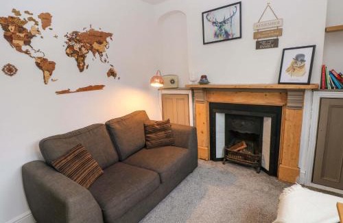 Cwm-twrch Isaf House | 100 Cwmphil Road