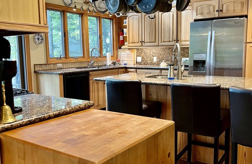 Swanton House | 100' Lakefront on Green Glade w/Private Dock, Pickleball, kayaks, A/C, 12 guest