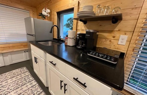 Apple Ridge Cabin | 100 mile view, 2.5 miles to downtown Blowing Rock.