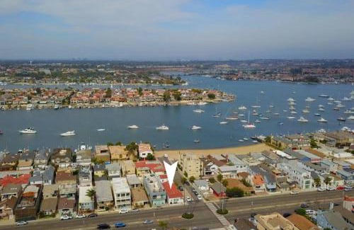 Balboa Peninsula Apartment | 1000#1 Contemporary Home w/Parking, Grill, & AC!
