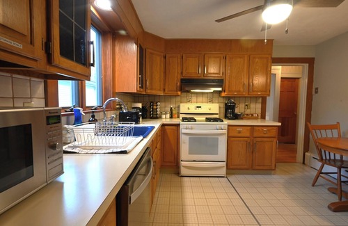 Cambridge House | 1000ft² 2BR with Free Parking, King Bed, WFH Setup, Near Harvard, MIT, & Tufts