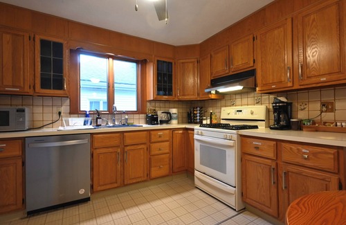 Cambridge House | 1000ft² 2BR with Free Parking, King Bed, WFH Setup, Near Harvard, MIT, & Tufts