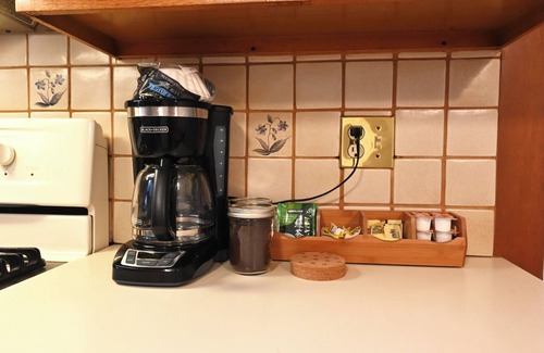 Cambridge House | 1000ft² 2BR with Free Parking, King Bed, WFH Setup, Near Harvard, MIT, & Tufts