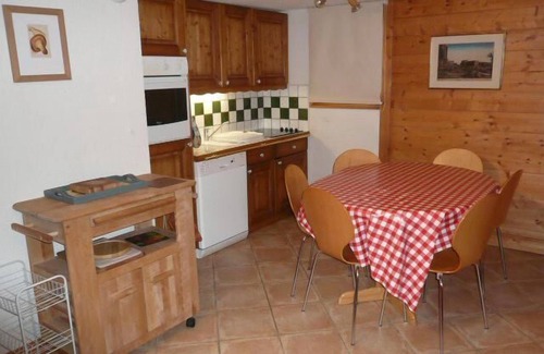 Meribel Village Apartment | 100m from ski slopes, 2nd floor, balcony, tv, ski locker, 60m², Méribel