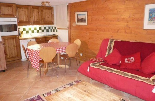 Meribel Village Apartment | 100m from ski slopes, 2nd floor, balcony, tv, ski locker, 60m², Méribel