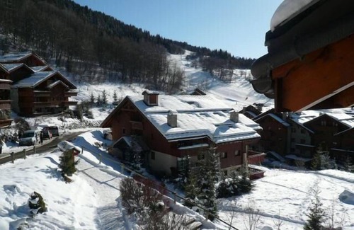 Meribel Village Apartment | 100m from ski slopes, 2nd floor, balcony, tv, ski locker, 60m², Méribel