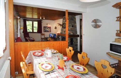 Le Bettaix Apartment | 100m from ski slopes, 1st floor, fireplace or stove, parking, tv, 60m², Les Menuires