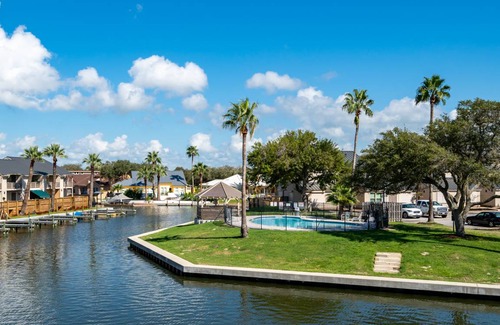 Harbor Oaks Condo | 104 m² Condo ∙ 2 bedrooms ∙ 6 guests