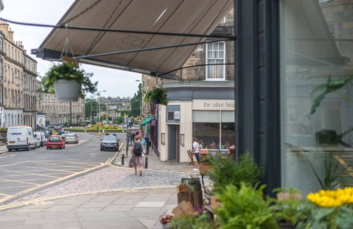 New Town Cottage | 107 Broughton Street - an edinburgh that sleeps 6 guests in 3 bedrooms