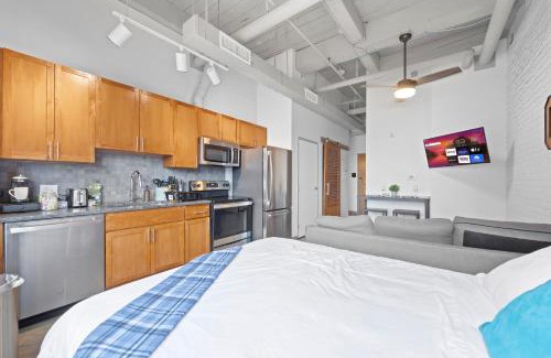 Downtown Cleveland Apartment | 107-Cozy Loft Haven Parking Fast Wi-Fi Cafe