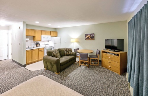 Lincoln City Condo | 107 Ocean Picture Academy - Beachfront Condo - Pool, Hot Tub, & Full Kitchen!