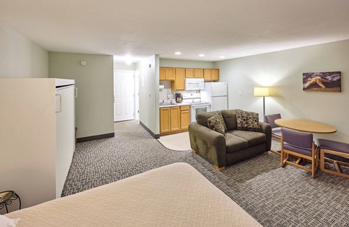 Lincoln City Condo | 107 Ocean Picture Academy - Beachfront Condo - Pool, Hot Tub, & Full Kitchen!