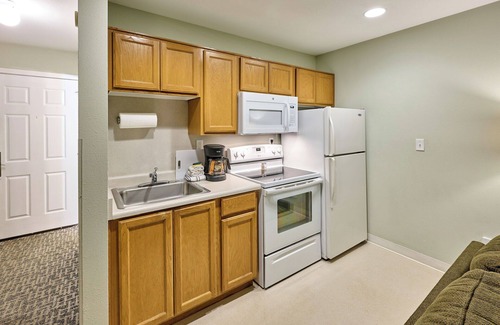 Lincoln City Condo | 107 Ocean Picture Academy - Beachfront Condo - Pool, Hot Tub, & Full Kitchen!