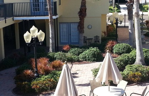 Redington Beach Condo | #109 2min walk to the beach, heated pool WiFi, digital cable TV, kingsize bed.