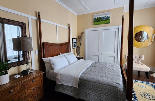 Elmira Apartment | 10ft ceiling, brick exposed apartment w/ artistic feel