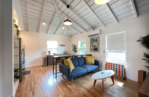 Santa Ana Apartment | ☀10min→Airport☀65"Smart Tv☀Self Check-In☀5min→DTSA☀W/D