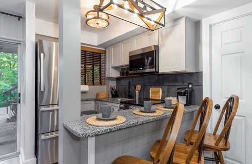 Ashley Oaks House | 10min to UT, 2 kitchens, 7 beds in 4 bedrooms, 2 baths, hot tub, firepit, arcade