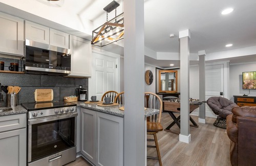 Ashley Oaks House | 10min to UT, 2 kitchens, 7 beds in 4 bedrooms, 2 baths, hot tub, firepit, arcade