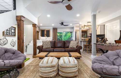 Ashley Oaks House | 10min to UT, 2 kitchens, 7 beds in 4 bedrooms, 2 baths, hot tub, firepit, arcade