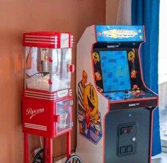 Bloomington House | 10mins to IUB: 4bd - Karaoke - Pickleball