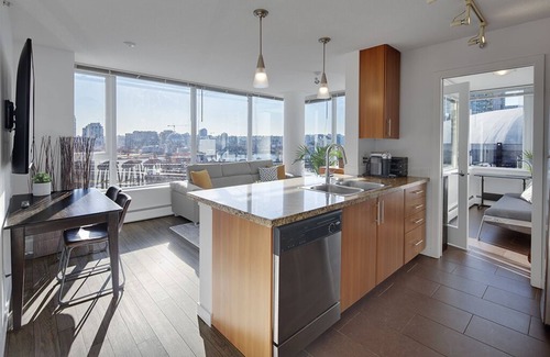 Gastown Condo | 10th Floor Condo with Stunning Marina View/Sleeps 7/Pool, Gym, Hot tub Access/