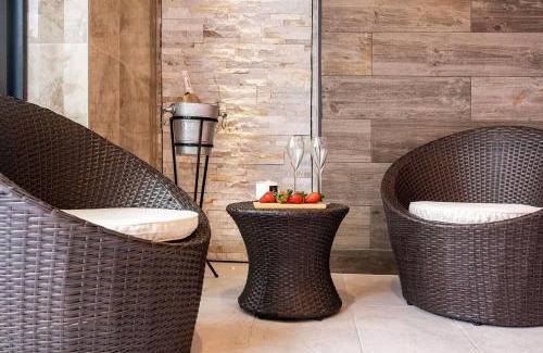 Llanbedr-dyffryn-clwyd House | 11 Bedroom Manor Sleeps 30 - Pool Sauna Hot Tub