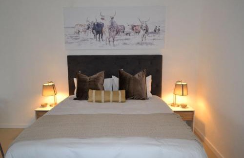 Woodmead House | 11 Woodmead Suites