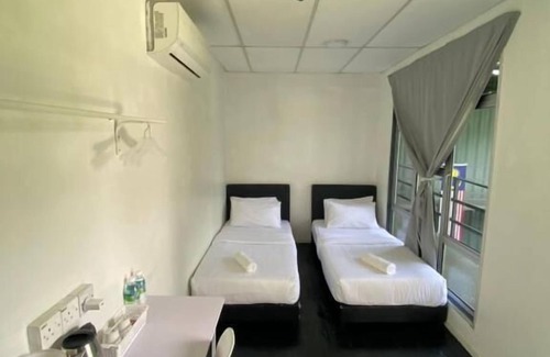 Slim River Hotel | 1108 Carebin Slim River