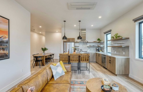 Bend Cottage | 1115 Aerie Buyout 2 Units, Near Downtown Hot Tub + Mountain View