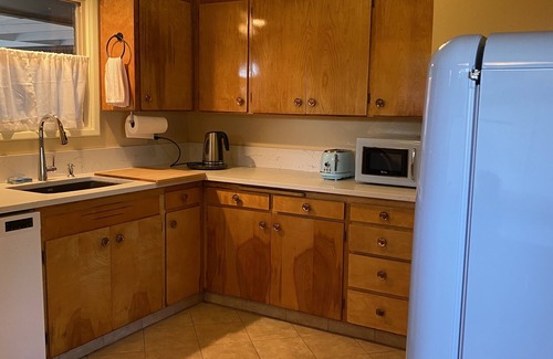 Southeast Salem House | 1133 The 3 Oaks 30 night fully furnished stay at a great price. Full Amenities!