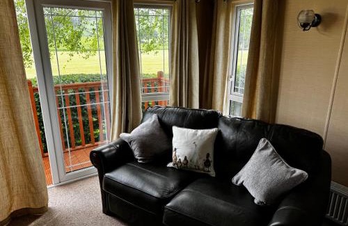 Welton Apartment | 12 Field Views - 2 Bedrooms 2 bathrooms - 1 shower - 1 bath No sign written vans