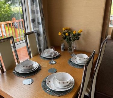 Welton Apartment | 12 Field Views - 2 Bedrooms 2 bathrooms - 1 shower - 1 bath No sign written vans