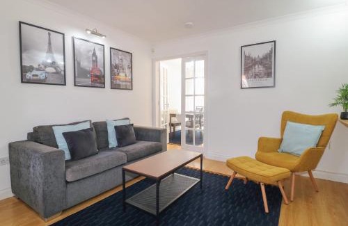 Leicester House | 12 Gorse Lane