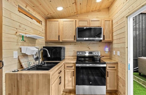 Silver Lake House | 12-Guest·Luxe Glamping Stay w/Hot Tub, Sauna & BBQ