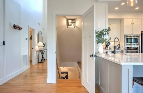 Clyde House | 12-person spa hot tub, game room & gym 💦🎮 Private mountain-view suites, luxe design 🏔️🛌