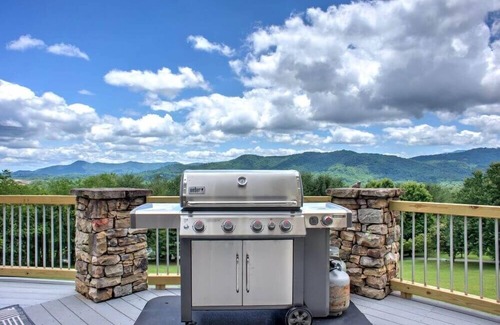 Clyde House | 12-person spa hot tub, game room & gym 💦🎮 Private mountain-view suites, luxe design 🏔️🛌