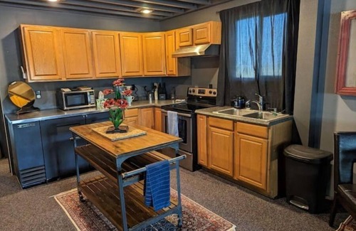 Cheney House | 1200 sq/ft loft home. huge deck. Private jacuzzi.