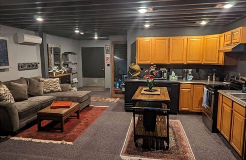 Cheney House | 1200 sq/ft loft home. huge deck. Private jacuzzi.