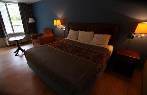 Gold Rock Hotel | 121 Motel Battleboro